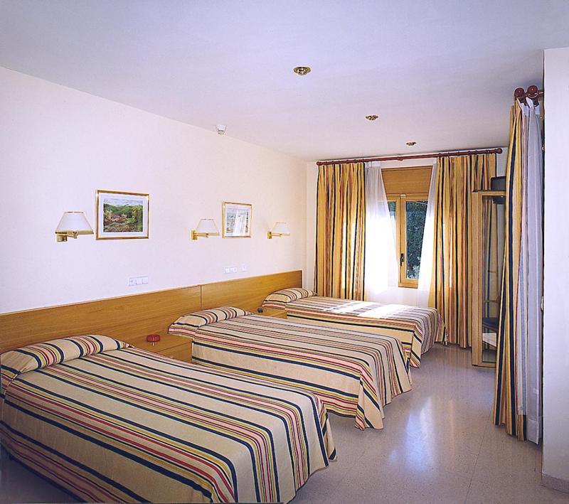 Hostal Mallorquines Riudarenes Bagian luar foto